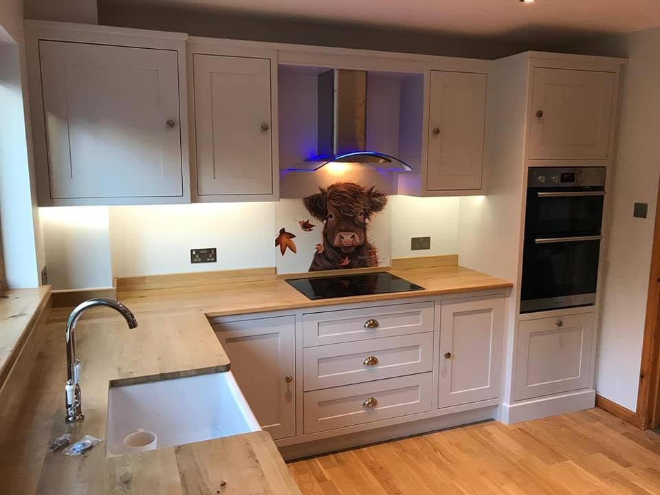 Cream kitchen cabinetry with a wooden worktop